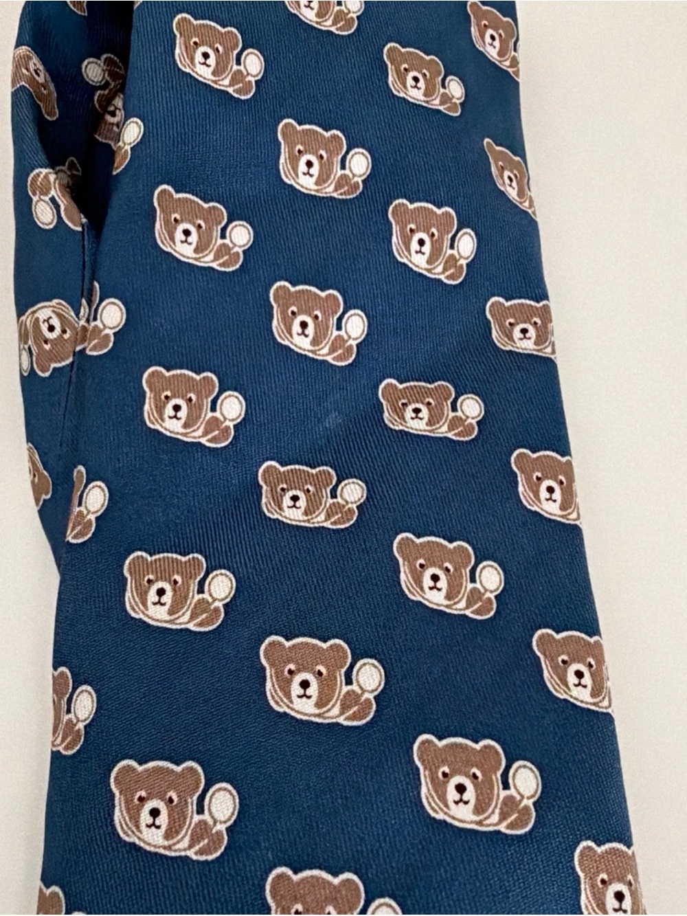 Vineyard Vines Custom Collection Childrens National Hospital Themed Silk Tie - Picture 3 of 6